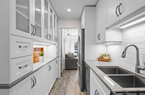 South Pandosy Apartment | Sunshine Suite, walk to beach.