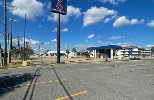 Broadmoor Hotel | Super 6 Inn & Suites Baton Rouge