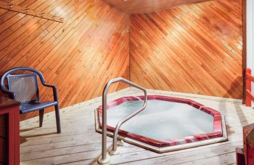 Mackinaw City Hotel | Super 8 Beachfront by Wyndham Mackinaw City, MI
