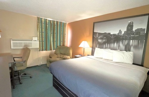 Austin Hotel | Super 8 by Wyndham Austin MN