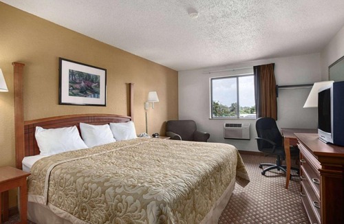 Canton Hotel | Super 8 by Wyndham Canton/Livonia Area