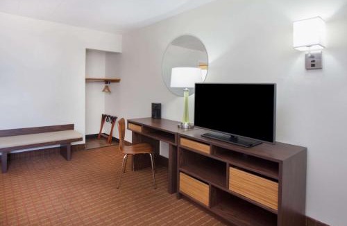 River Grove Hotel | Super 8 by Wyndham Chicago/Rosemont/O'Hare/SE