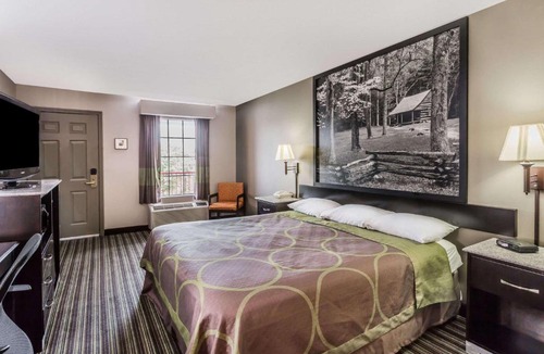 Clinton Hotel | Super 8 by Wyndham Clinton TN