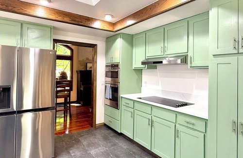 Thurston House | Super comfy 3000 sq ft 4 bedrooms, Deck, EV Charger