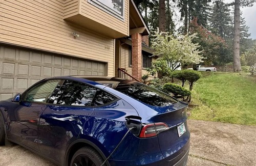Thurston House | Super comfy 3000 sq ft 4 bedrooms, Deck, EV Charger