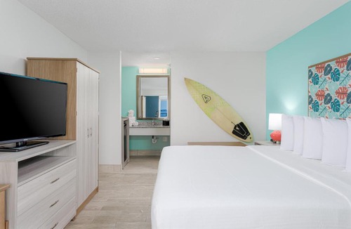 Pensacola Beach Hotel | Surf & Sand Hotel - Free Hot Breakfast & Rentals