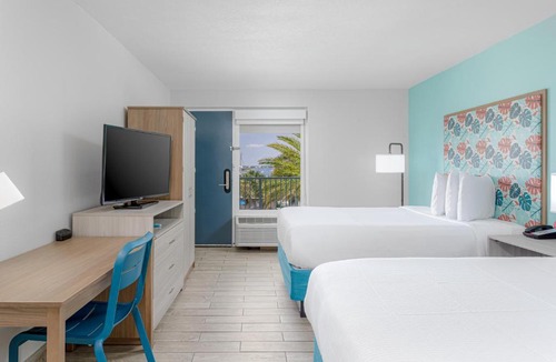Pensacola Beach Hotel | Surf & Sand Hotel - Free Hot Breakfast & Rentals