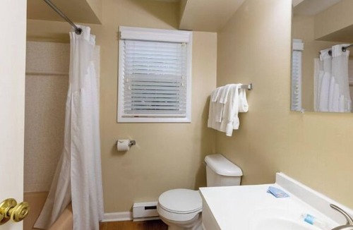 Whitehall Resort | Surfside 2 - 1 Queen bed and 1 queen sofa sleeper