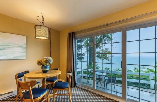 Whitehall Resort | Surfside 2 - 1 Queen bed and 1 queen sofa sleeper