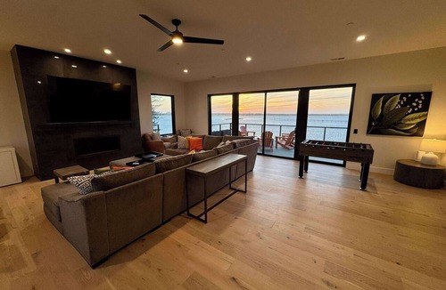 Coos Bay House | Sweeping Bay Views, Room for all & a Hidden Door