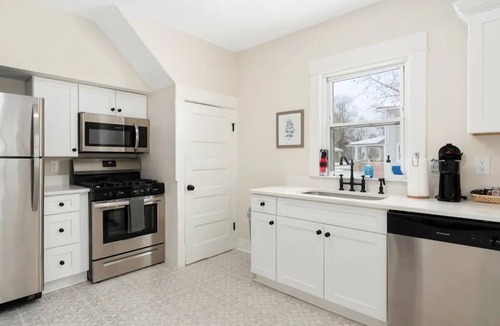 Harters Heights House | Sweet Retreat 3 Mins to Notre Dame, Eddy St Commons, and Memorial Hospital