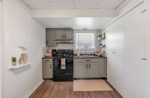 Bedford House | Sylvania area cute 1 story home + guesthouse!