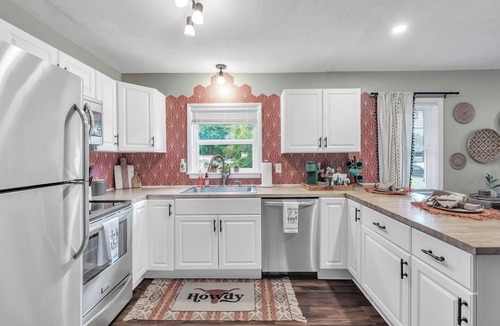 Sylvania House | Sylvania Southwestern styled Oasis- Huge Yard
