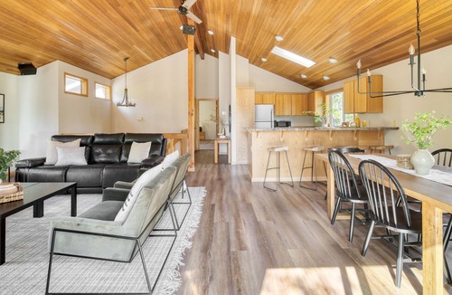 Sunriver Cabin | Tanner by AvantStay | Hot Tub, Fireplace, BBQ Grill | Modern Cascades Escape