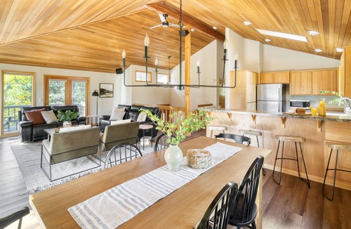 Sunriver Cabin | Tanner by AvantStay | Hot Tub, Fireplace, BBQ Grill | Modern Cascades Escape