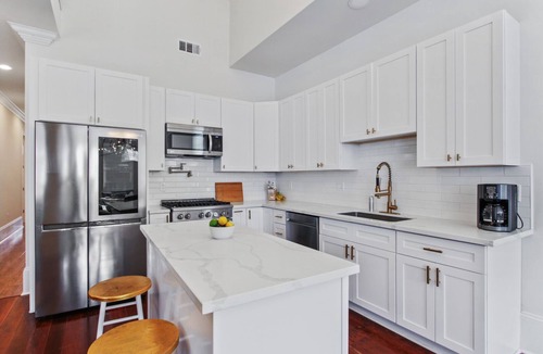 West Riverside House | Tchop House, Walkable to Amazing Restaurants!