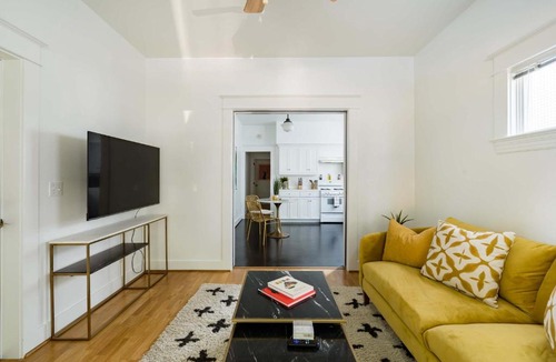 Mississippi District Apartment | The Art Deco Lounge - 95 WalkScore - Live Music