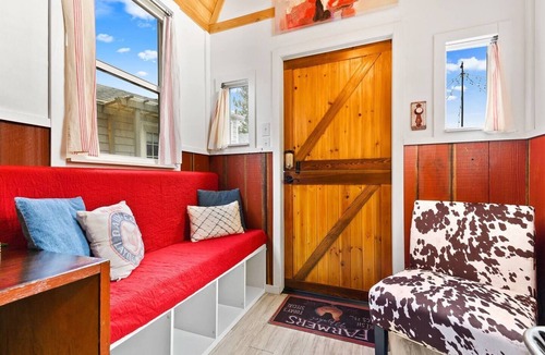 Kerns Hotel | The Barn - Custom Tiny Home w/Barn Vibe