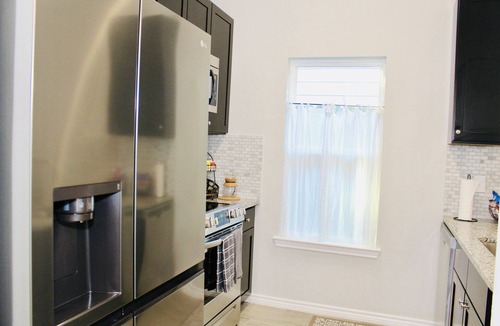 Montgomery House | The Beaver Den 30 day stays King bed Lake Conroe