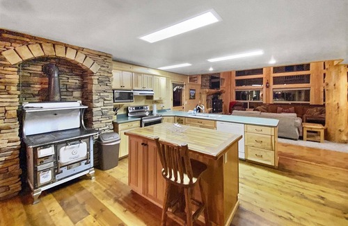 Mammoth Creek Cabin | The Bison at Panguitch Lake - Secluded Master and private hot tub