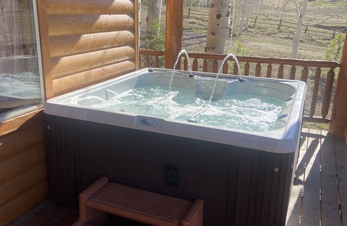 Mammoth Creek Cabin | The Bison at Panguitch Lake - Secluded Master and private hot tub