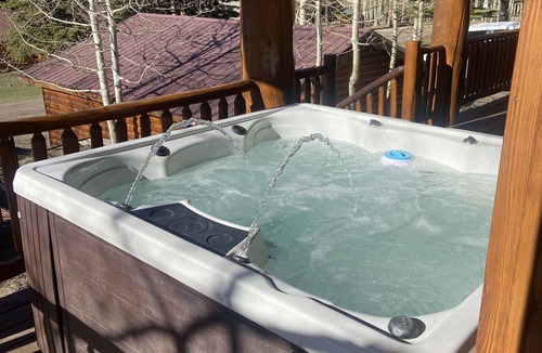Mammoth Creek Cabin | The Bison at Panguitch Lake - Secluded Master and private hot tub