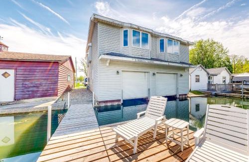 Syracuse House | The Boat House w/Dock: Enjoy Lake Life!