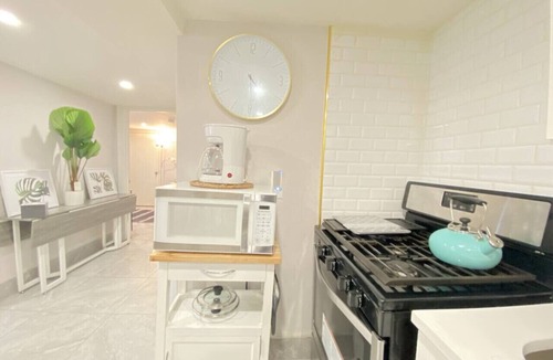 East New York House | The Brooklyn Terrace Suite 3BR|1 Ba | Free Parking