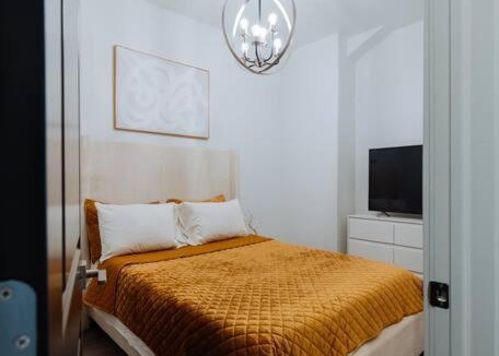 Woodlawn Apartment | The Brown House - A luxurious UChicago Campus stay