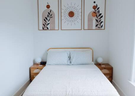 Woodlawn Apartment | The Brown House - A luxurious UChicago Campus stay
