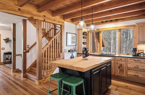 Thompsonville Cabin | The Cabin on Pine Ridge | Crystal Mountain | Hot Tub + Log Cabin | Dog friendly