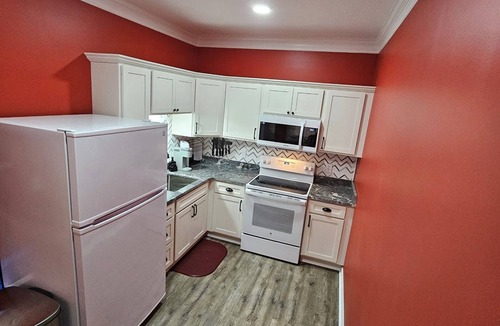 Holly Apartment | The Caboose - Cozy space steps from downtown