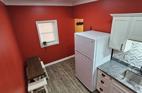 Holly Apartment | The Caboose - Cozy space steps from downtown