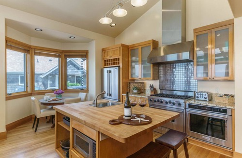 Arch Cape Cabin | The Castle Rock Estate by AvantStay | Steps From Arch Cape Beach