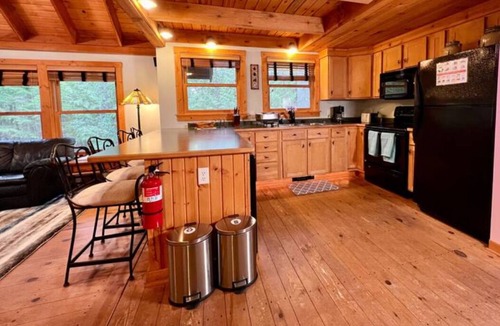 Red Cliff House | The Chickadee Cabin Retreat w/Trails and Beach Access