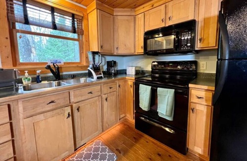Red Cliff House | The Chickadee Cabin Retreat w/Trails and Beach Access