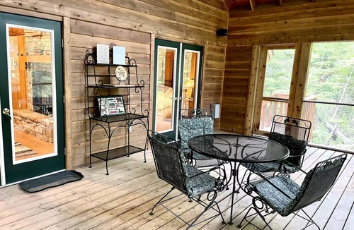 Red Cliff House | The Chickadee Cabin Retreat w/Trails and Beach Access