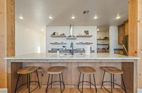 Hatch House | The Cliffs - Bryce Canyon-Zion- Hot Tub- Family Home Sleeps 10