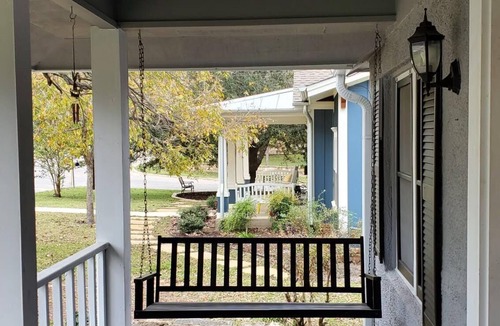 Georgetown Cottage | The Cottage @ Georgetown Square. 10% weekly discount; 30% monthly discount.