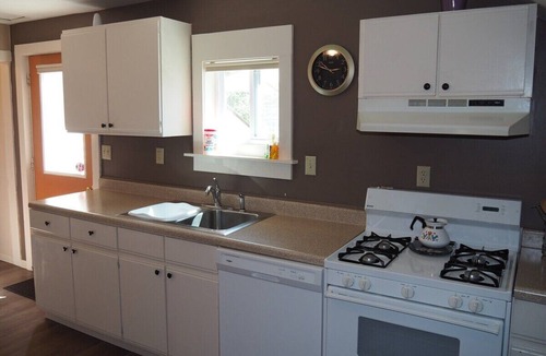 Frankfort Apartment | The Cute & Cozy - Upper Apartment - GREAT LOCATION! WALK TO BEACH AND DOWNTOWN! A/C!