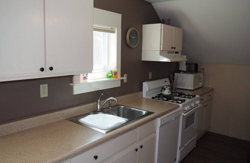 Frankfort Apartment | The Cute & Cozy - Upper Apartment - GREAT LOCATION! WALK TO BEACH AND DOWNTOWN! A/C!