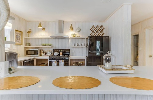 Biloxi Cottage | The Disco Mermaid Cottage, a short walk into downtown Ocean Springs.