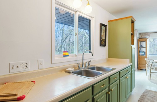 Glenn Haven Shores Cabin | The Fesh Coast Cabin- pet friendly- hot tub