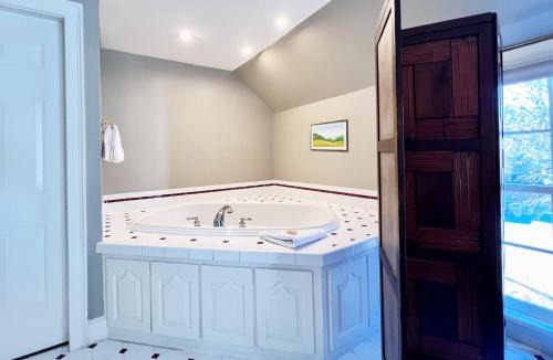 Newfane Hotel | The Four Columns Inn & 1832 Tavern