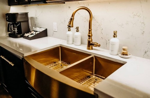 Tomahawk Apartment | The Grande Suite - Bootleggers Lodge on Lake Nokomis