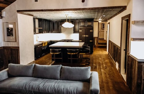 Tomahawk Apartment | The Grande Suite - Bootleggers Lodge on Lake Nokomis