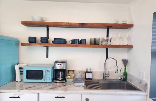 Encanto House | The Gregory: 2 Bed/1 Bath Guesthouse