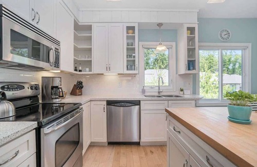 Holland Condo | The Hampton: 2BR Beachy Townhome Sleeps 8 | Pool, Hot Tub, Free Golf, Near Lake Michigan