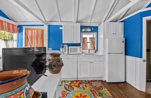 Springs House | The Hampton Sack a cheerful relaxing beach cottage