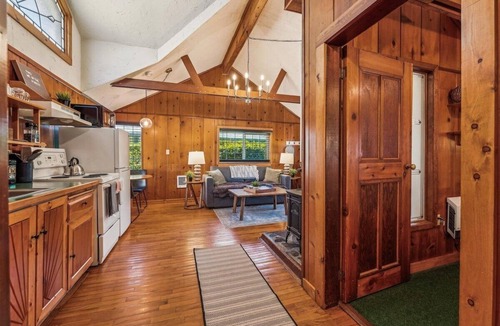 Downtown Cannon Beach House | The Harrison Inn Artist`s Cottage - New Listing!